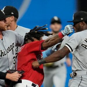 FANÁTICOS PAGARON PARA VER UN JUEGO y terminaron sorprendidos con una pelea de boxeo entre White Sox vs Guardians Vea Video