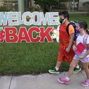 EN ESTADOS UNIDOS el regreso a clases entre desafíos: falta de maestros y esfuerzos por prohibir libros