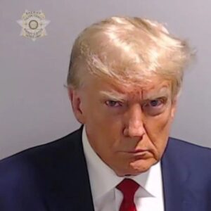 #TENDENCIA Revelan foto policial de Trump después de ingresar a la cárcel del condado de Fulton, Georgia EEUU