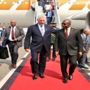 El chulo-dictador cubano realiza viaje a Angola en línea venezolana Conviasa
