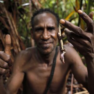 #JUSTICIA Así son los Korowai, la tribu caníbal que se come a los ladrones y criminales: les castigan devorando todo su cuerpo excepto el pene