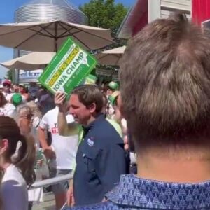 SIMPATIZANTES DE TRUMP: Abuchean a Ron DeSantis durante evento de campaña en Iowa vea vídeo