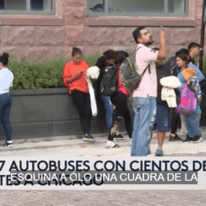 COLAPSO EN CHICAGO: Llegan buses con decenas de migrantes al día; los envían alcaldes y gobiernos texanos