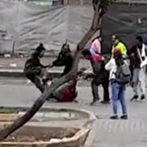 DISCUSIÓN POR CONTROL DEL ESPACIO terminó a «machete limpio» entre venezolanos y colombianos ver vídeo