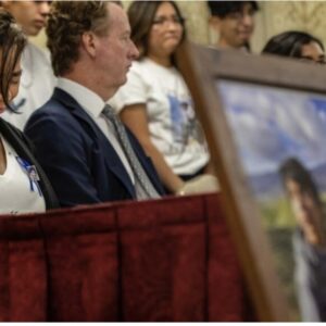 27 millones de dólares recibirá familia cuyo hijo fue muerto por golpiza en la Escuela