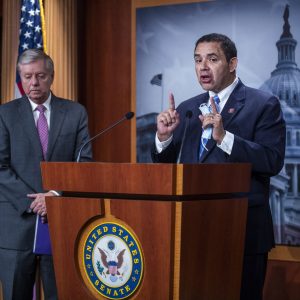 Ocurrió en horas de la noche: Un congresista estadounidense es atracado a punta de pistola en Washington D.C.