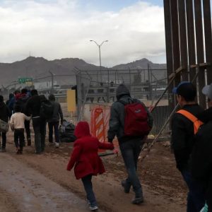 ADMINISTRACIÓN BIDEN DESESPERADA vuelve a los planes de Trump y renuncia a 26 leyes federales para permitir construir el muro fronterizo en el sur de Texas