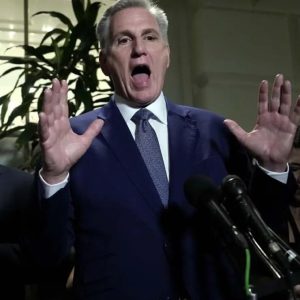 SIGUE EL PLEITO REPUBLICANO: Kevin McCarthy reprende en público a Matt Gaetz, el senador que provocó su destitución como líder