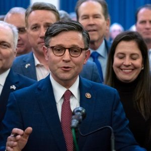 NUEVAMENTE Republicanos cambian: Nominan a Mike Johnson como presidente después de despreciar a Emmer, designado apenas por unas horas.