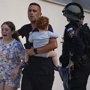 #ULTIMAHORA Terror en Israel: «Oigo sus voces y golpean la puerta. Estoy con mis dos hijos pequeños»