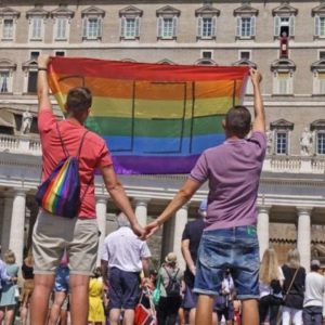 Homosexuales y transexuales ganan una batalla en el Vaticano: Crece polémica en comunidades católicas