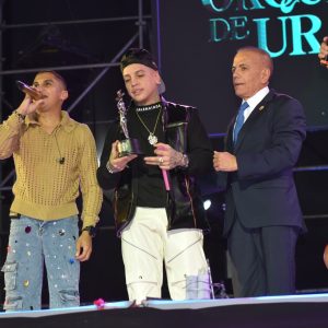 #ZULIA Gobernador Rosales entregó la orquídea de Uranio a Gio & Gabo de la Melodía Perfecta
