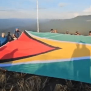 SIGUE la burla a Nicolás Maduro: Presidente de Guyana iza bandera en Pacaraima en medio de tensión con Venezuela