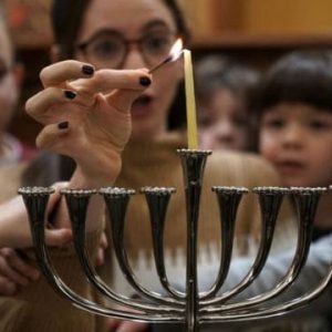 PRECAUCIÓN ante aumento del antisemitismo: Personas de Florida de todas las religiones deben estar alerta durante época navideña