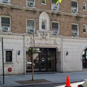 Niño venezolano aparece muerto en un refugio en Nueva York: Se habría asfixiado con una trenza de zapatos
