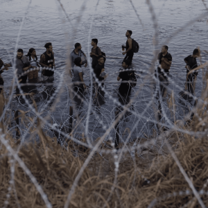 #ULTIMAHORA Gobernador de Texas firma proyecto de ley que permite a la policía arrestar a inmigrantes que ingresan ilegalmente a EE.UU.