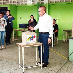 #ZULIA Manuel Rosales votó en el referendo sobre El Esequibo Vea vídeo y Opine