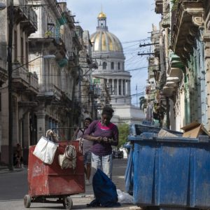 Cualquier parecido con Venezuela es pura coincidencia: Hurgar en la basura para sobrevivir es la vida de los “buzos” de Cuba