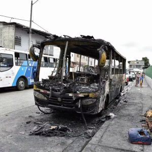 Explosiones, incendios de vehículos, saqueos y tiroteos en todo el Ecuador