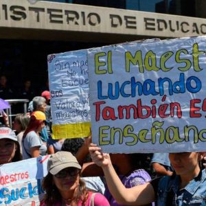 Hoy los maestros celebran su día en medio de las protestas por mejores salarios y condiciones de vida
