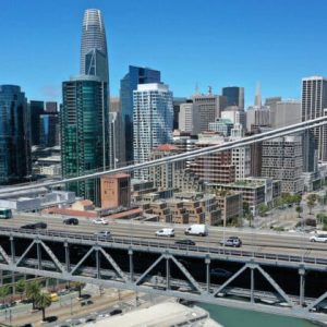 Estadounidenses huyen en masa de Nueva York y California buscando lugares asequibles y calidad de vida