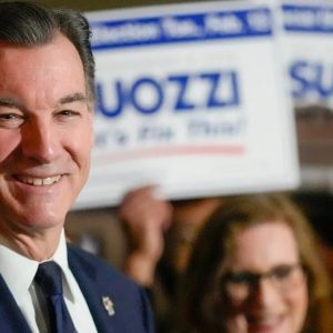 Luego de elecciones especiales: Demócrata Tom Suozzi gana en Nueva York reemplazando a Republicano George Santos en el congreso