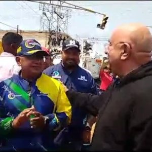 #ZULIA Cantante Argenis Carruyo denuncia calle deteriorada y General Reverol acude ¿Casualidad o «arreglo»? Vea vídeo y opine