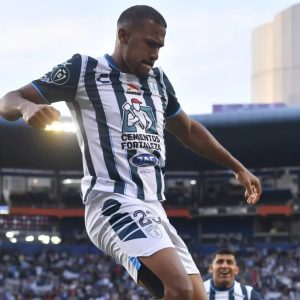 Un venezolano que se luce en México: Salomón Rondón, la “torre” del Pachuca que no solo destaca por su altura