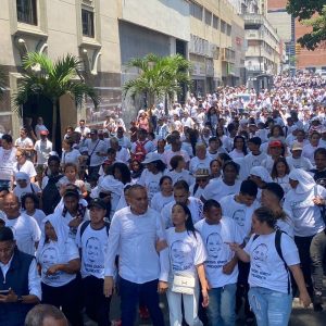 #ULTIMAHORA Impresionante movilización popular para inscribir a Leocenis García su candidatura presidencial en el CNE vea vídeo