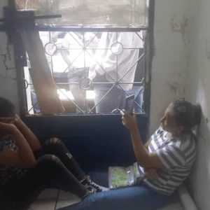 RING DE BOXEO BLANCO: Adecos se van a las manos por el control de la sede en Chacao Vea vídeos