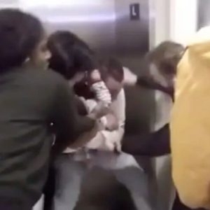 Estados Unidos: Policía de Nueva York agrede a un inmigrante venezolano con su bebé en brazos
