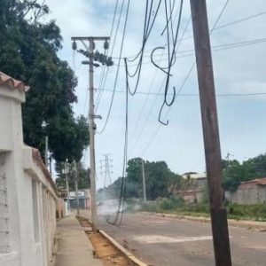 #ZULIA En Maracaibo: Vecinos de San Jacinto se encuentran alarmados por ruptura de guaya que sostenía un poste eléctrico