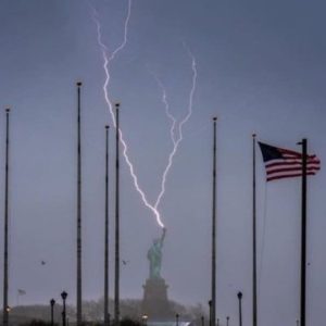 EN MENOS DE 48 HORAS: A la Estatua de la Libertad le cayó un rayo y sufrió un temblor ¿Señales o alguna profecía? Vea Opine