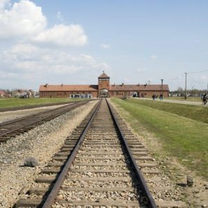 #TENDENCIA Un palestino visita Auschwitz y pide públicamente a los judíos que vuelvan allí “donde deben estar