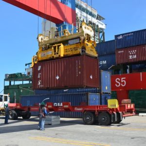 Desde El País de España informan que: Estados Unidos evalúa flexibilizar de nuevo las sanciones contra Venezuela