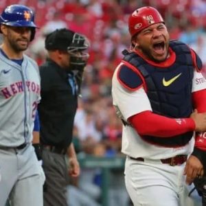 GRAVE fractura sufrió Wilson Contreras al recibir un batazo de su rival ver video