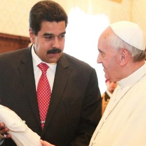 #NiLosSantosSeSalvan Otra de Nicolás: Maduro afirma canonización y el propio Papa lo desmiente