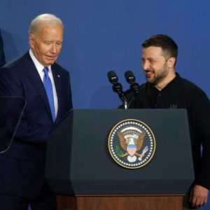 Biden lo volvió a hacer y tiene otro lapsus: presentó a Zelenski como «presidente Putin»