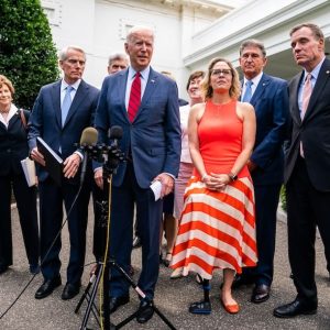 #EEUU Senador Mark Warner trabaja para reunir a los demócratas del Senado para pedirle a Biden que abandone la carrera