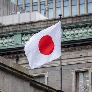 #ECONOMIA Banco de Japón da tranquilidad luego que su alza de tasas colapsara los mercados