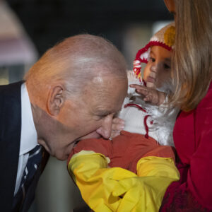 #EEUU Presidente Biden muerde a bebés durante la celebración de Halloween en la Casa Blanca