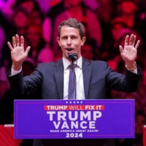 #POLEMICA Racista genera comediante que durante un evento de Trump llamó a Puerto Rico «isla de basura» y se burló de los latinos