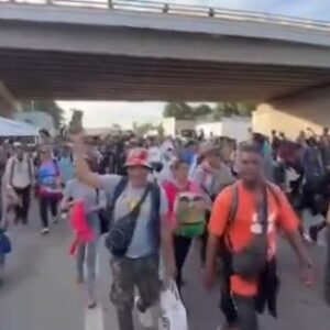 #INMIGRACION Caravana denominada El Niño, sale del Sur de México