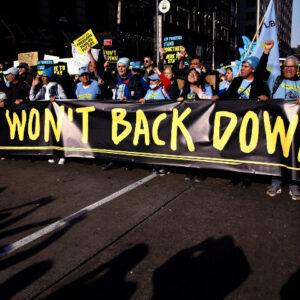 #PROTESTA Miles de manifestantes marchan en Nueva York por la victoria del presidente electo Donald Trump: «Donald Trump tiene que irse»