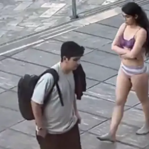 #ESCANDALO Estudiante iraní se desnuda en protesta por el uso obligatorio del hijab y es detenida vea vídeo