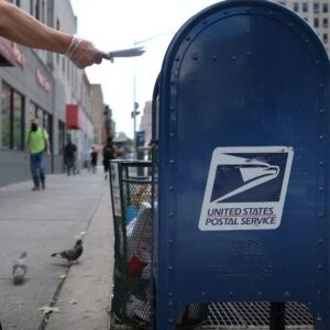 Trump considera privatizar el Servicio Postal de EE.UU., alegando pérdidas financieras