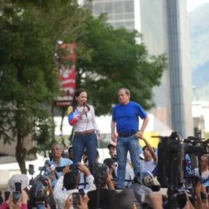 #IMPACTANTE María Corina Machado reaparece en Chacao tras 133 días en la clandestinidad acompañada de Juan Pablo Guanipa