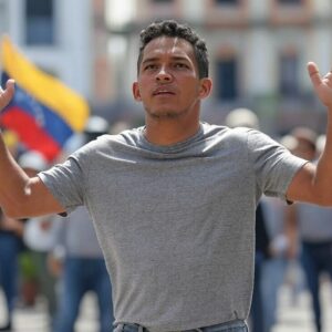 #OPINION Por Robert Alvarado: Cuando levanto mis manos