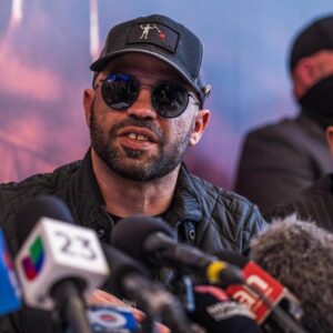Qué poco duro el indulto otorgado por Trump: Ex líder de Proud Boys, Enrique Tarrio, arrestado por agresión tras explosiva conferencia en Washington