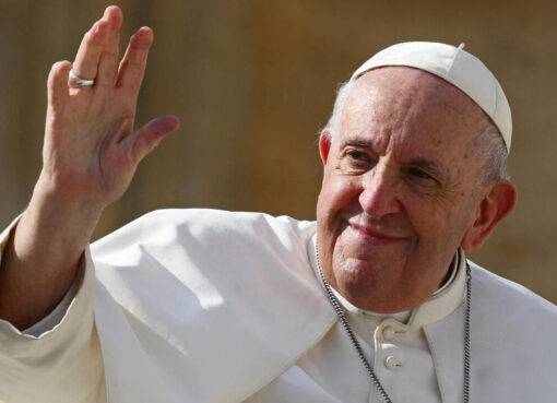 Ahora abundan las personas que son más papistas que el Papa